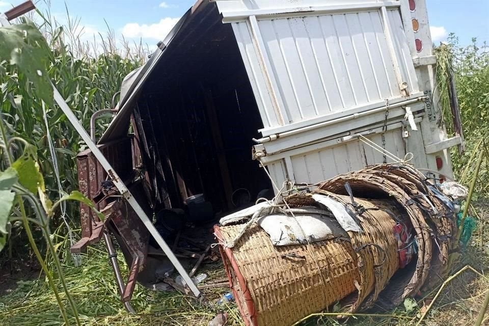 La camioneta de redilas terminó volcada.