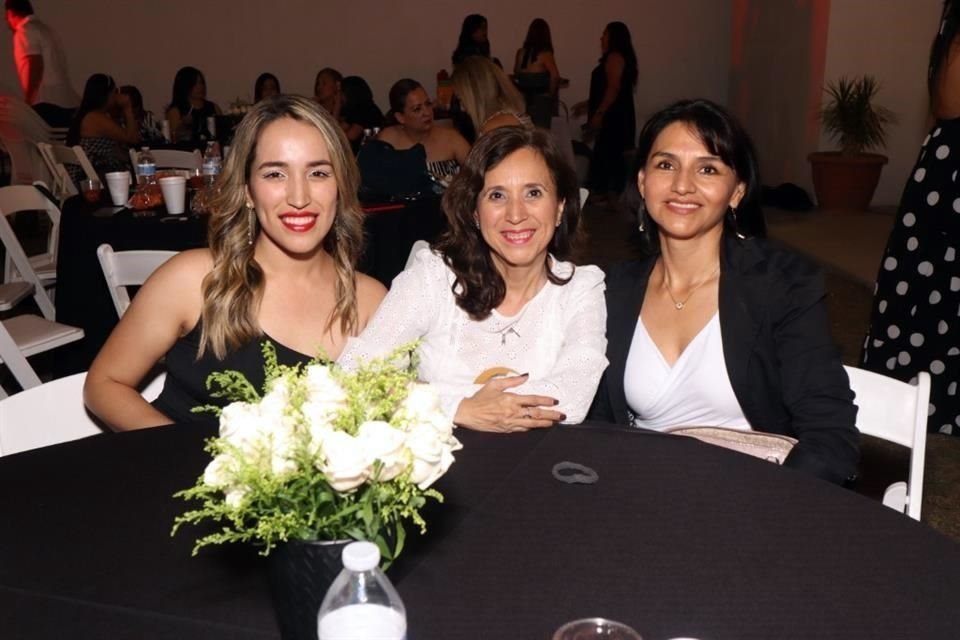 Emily García, Vicky García y Perla Calderón