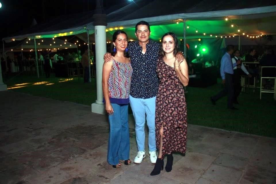 Rosa Parada, César Aguayo y Karla Garza