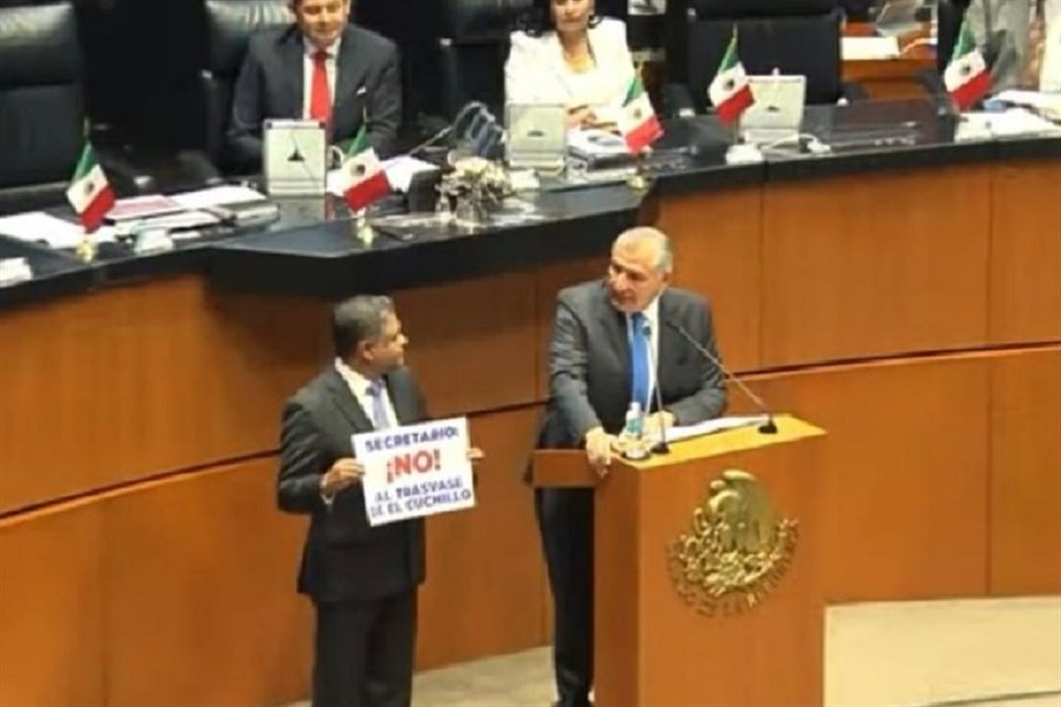 Adán Augusto López (der.) aseguró que no es viable el trasvase de la Presa El Cuchillo a Tamaulipas luego de que el Senador Víctor Fuentes le mostró una pancarta.