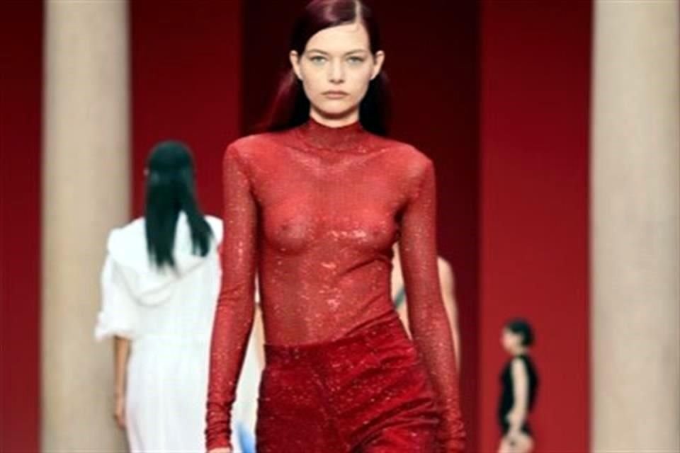 El diseñador Maximilian Davis debutó en Ferragamo con una reinvención del estilismo de Hollywood, en prendas fetichistas y transparentes.