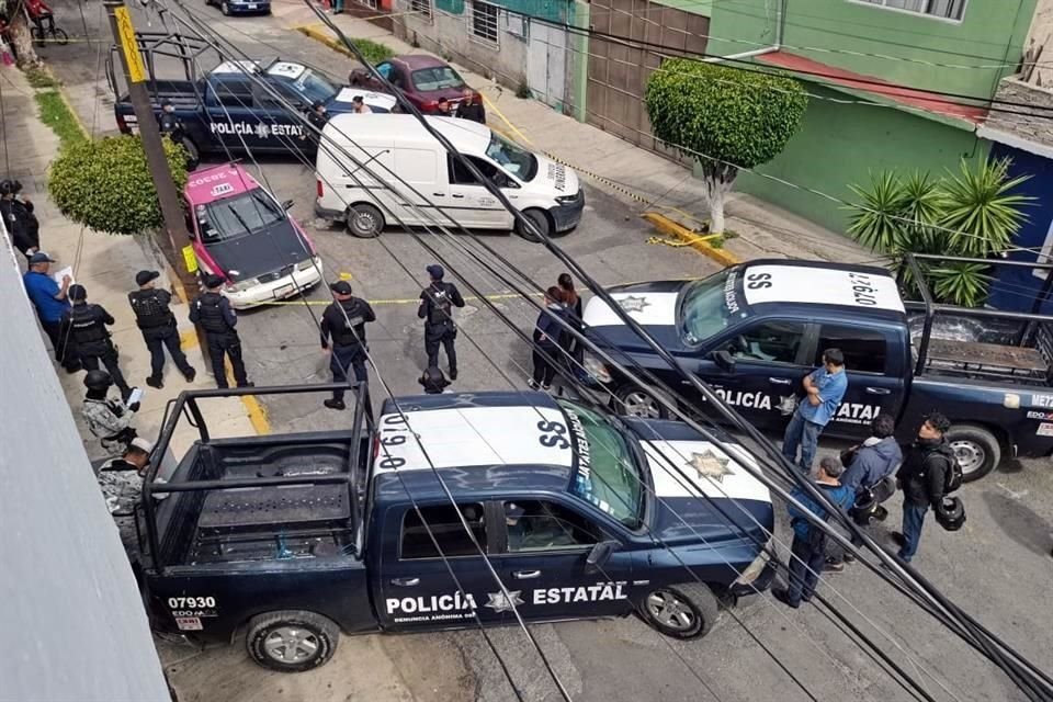 El cuerpo de un hombre con las manos aseguradas con unas esposas y signos de tortura fue encontrado dentro un taxi, en la Colonia Viveros de Xalostoc, en Ecatepec.