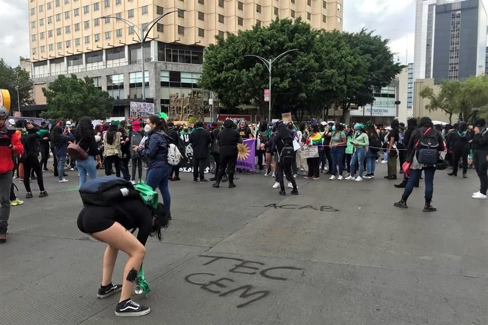 El paso vehicular de Paseo de la Reforma y Avenida Juárez, se encuentra cerrado, ya que la marcha se dirige hacia el Zócalo capitalino.