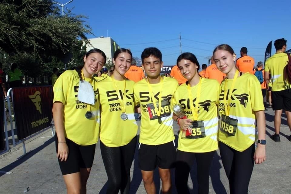 Alexa Tobías, Katya Guajardo, Fernando Velázquez, Italia Flores y Barbara Larragoity