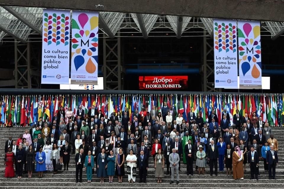 Al terminar la ceremonia de apertura de Mondiacult en el Auditorio Nacional y tras la primera sesión plenaria del encuentro, los asistentes se tomaron una foto grupal.