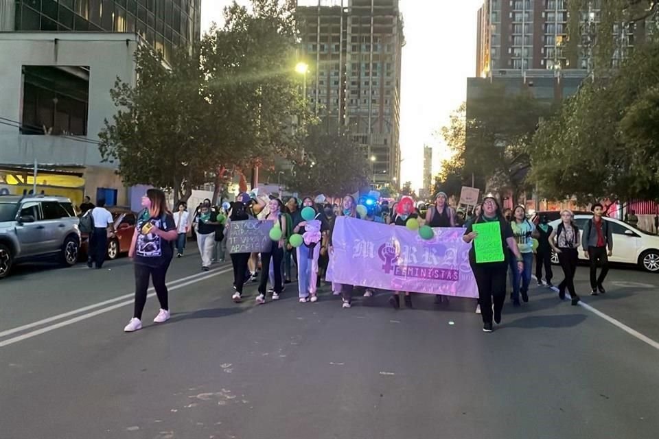 El contingente realizó bloqueos en los cruces de la calle Padre Mier con las avenidas Juárez y Cuauhtémoc.