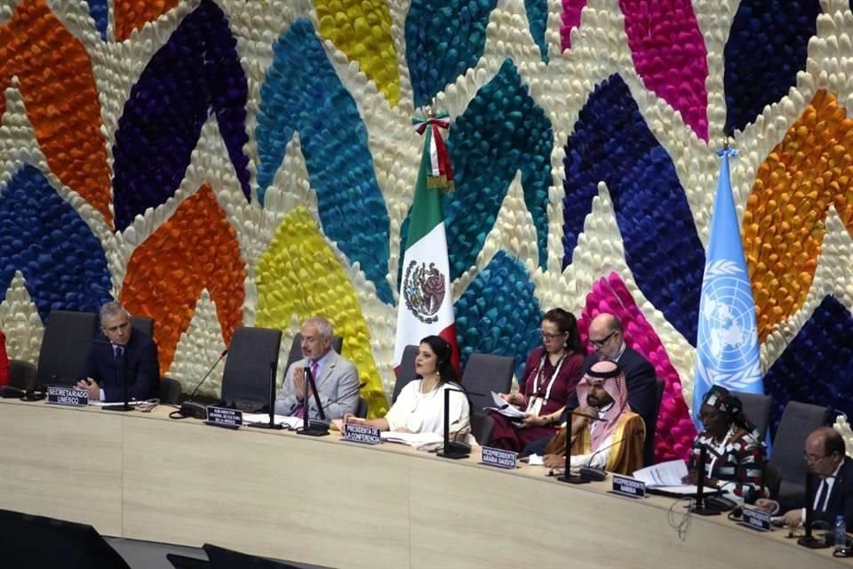 Un telón monumental creado con hojas de maíz fue el telón de fondo en el Auditorio Nacional de la primera sesión plenaria del encuentro.