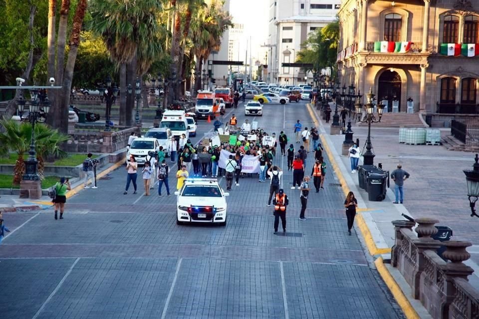 Decenas de mujeres realizaron una marchan por el Primer Cuadro de la Ciudad para exigir la despenalización del aborto en Nuevo León.