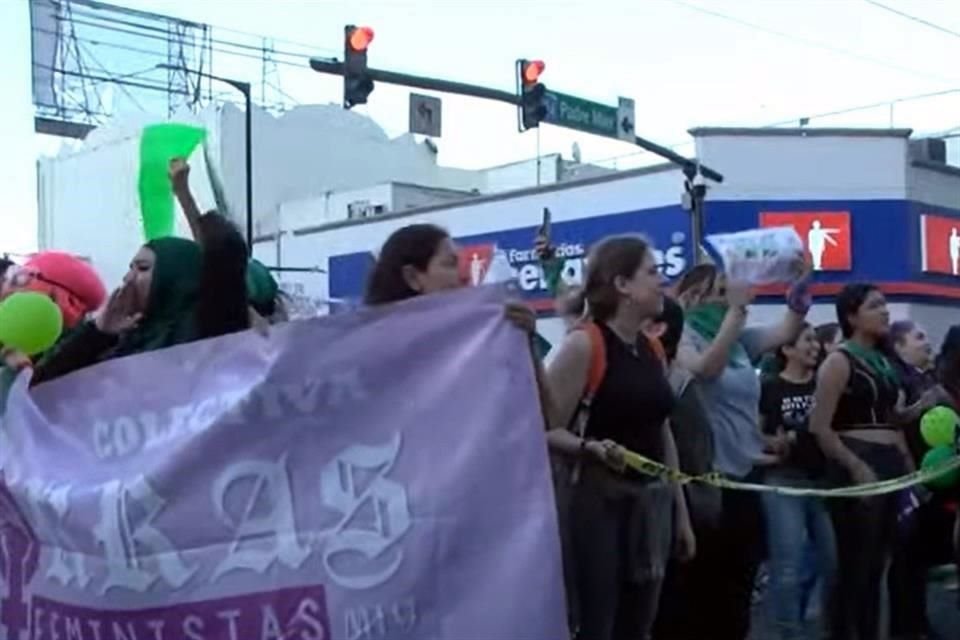 Posteriormente, las manifestantes avanzaron por Padre Mier, y al llegar a la Avenida Juárez bloquearon el cruce, lo que provocó un congestionamiento vial.