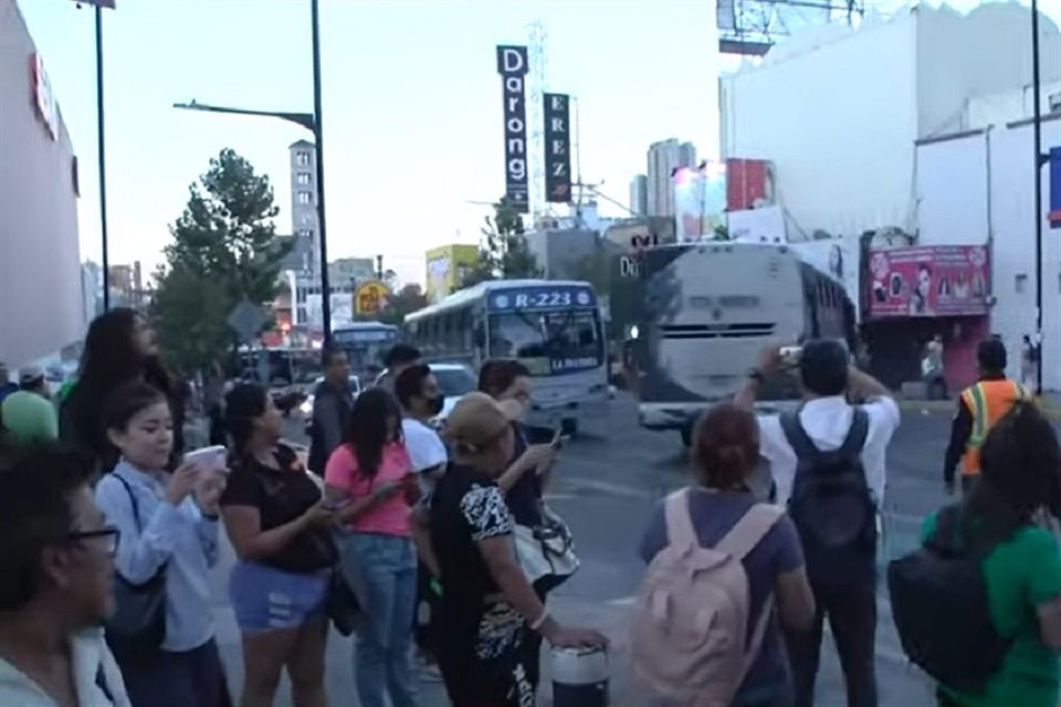 Algunos conductores decidieron retornar por la Avenida Juárez al toparse con el contingente.