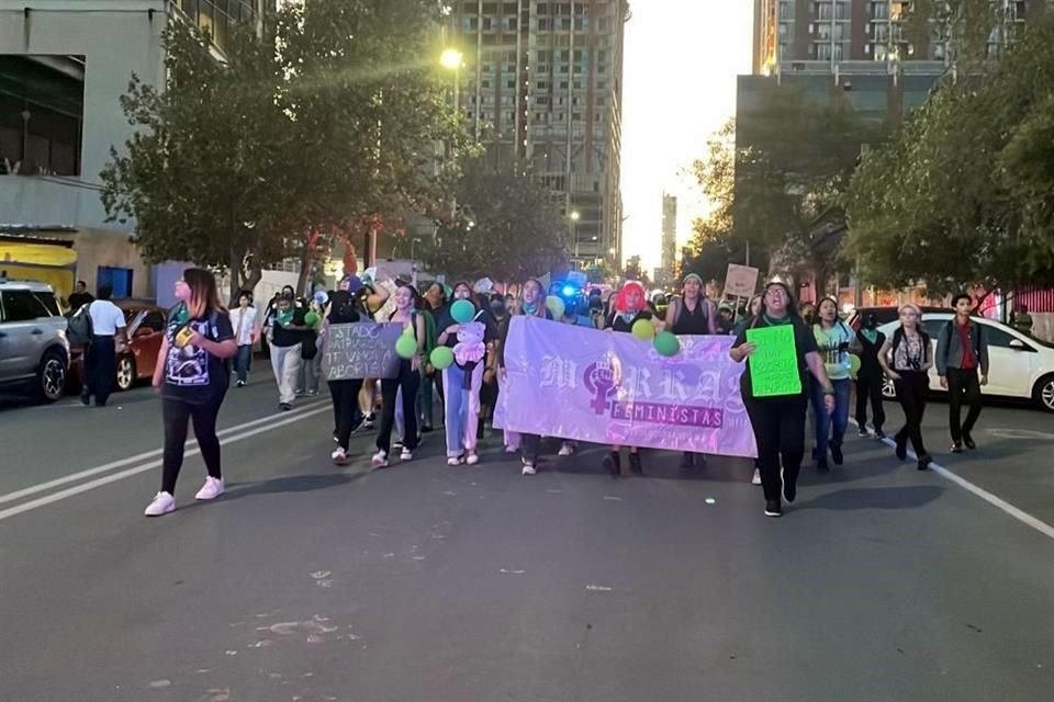 Después de unos 5 minutos, las mujeres liberaron el cruce y volvieron a tomar la calle Padre Mier hacia la Avenida Cuauhtémoc, donde también se detuvieron.