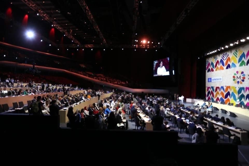 La Conferencia Mundial de la UNESCO sobre Políticas Culturales y Desarrollo Sostenible (Mondiacult) reúne a delegaciones participantes y funcionarios de cultura.