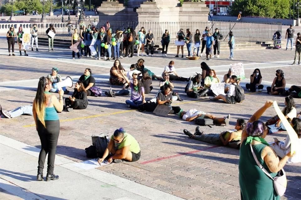 Horas antes, las mujeres se reunieron en la Explanada de los Héroes portando ropa y pañuelos verdes que simbolizan el movimiento.