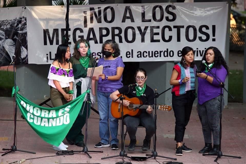 Feministas realizaron una serie de actividades pacíficas al aire libre a un costado del Centro de Justicia para la Mujer.