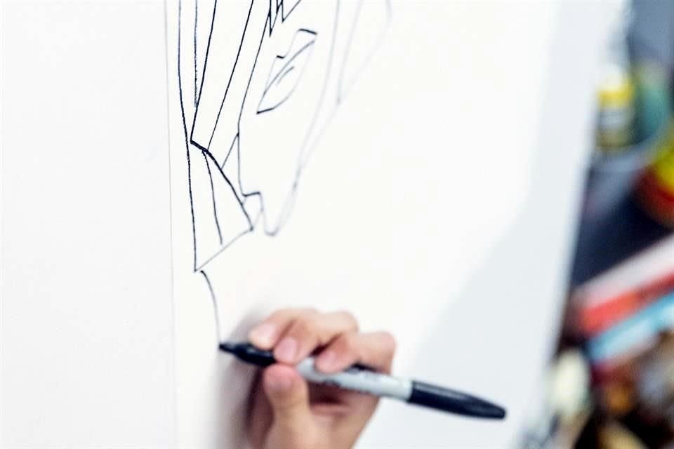 Todas sus obras son de acrílico y óleo pastel.