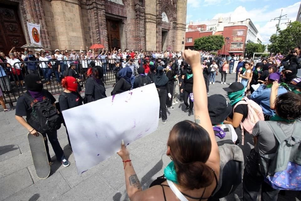 Antes de que comenzaran a marchar, el contingente intercambió consignas con grupos católicos en el Templo Expiatorio.