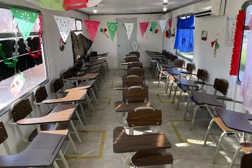 El aula móvil tiene cupo para 30 estudiantes.