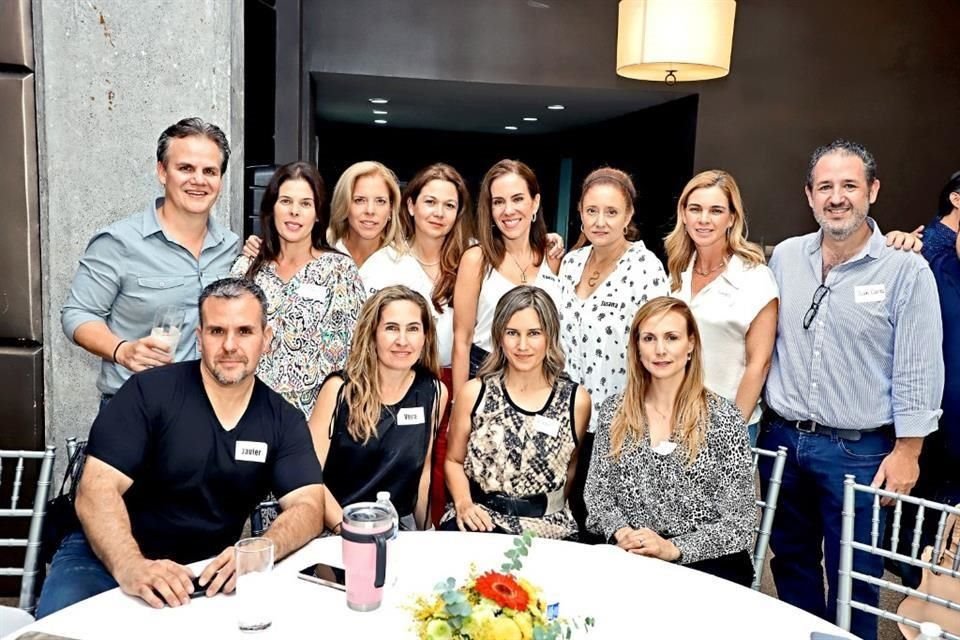 Hector López, Teté Ramírez, Caty Erhard, Roberta Medina, Tania Armenta, Susana Tattersfield, Nayeli Guzmán, Juan Carlos Miselem, Javier González, Vera Villarreal, Raquel González y  Mónica Gracia