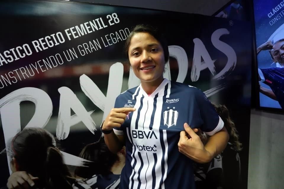 Rebeca Bernal, capitana de Rayadas, durante el Día de Medios del club previo al Clásico Regio.