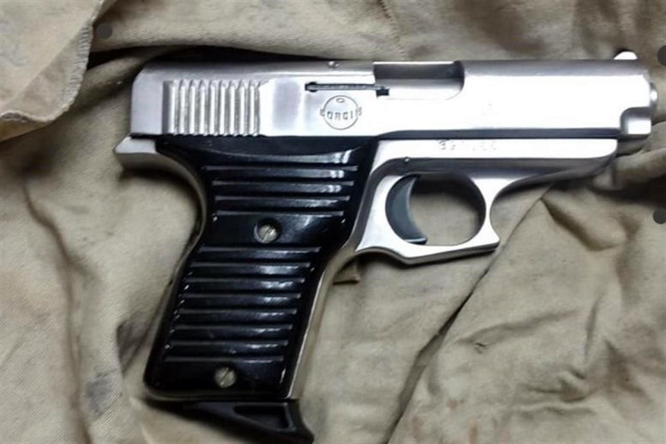 De acuerdo con una fuente, la pistola es calibre .380 y se investiga si fue dejada por un ex trabajador del plantel educativo.