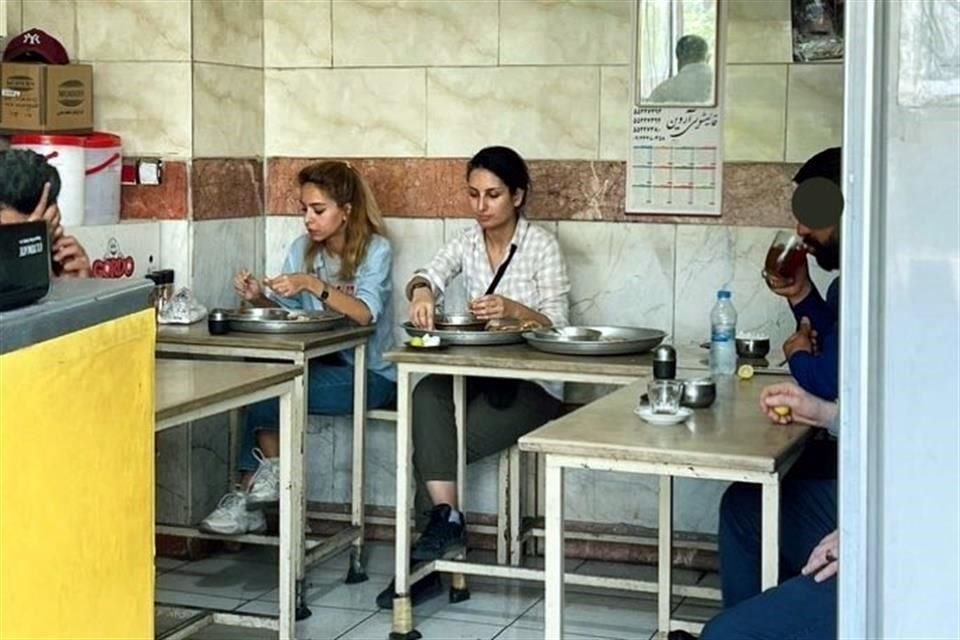 Donya Rad compartió una foto sentada en un restaurante de la capital iraní, comiendo junto a una amiga, que tampoco lleva el pelo tapado.