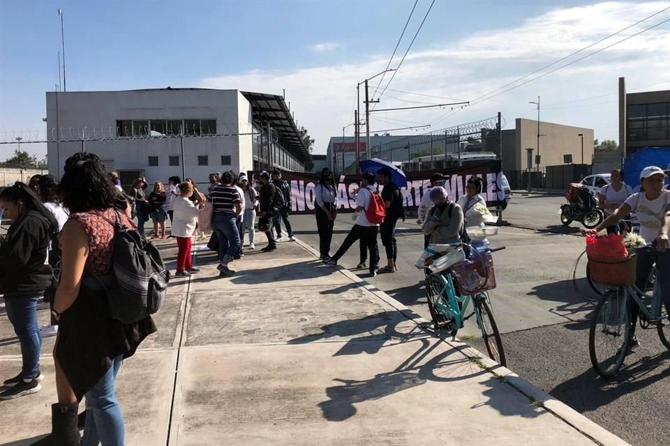 Familiares de Jonathan Mendoza, estudiante de la UNAM arrollado por Metrobús piden avances en las investigaciones.
