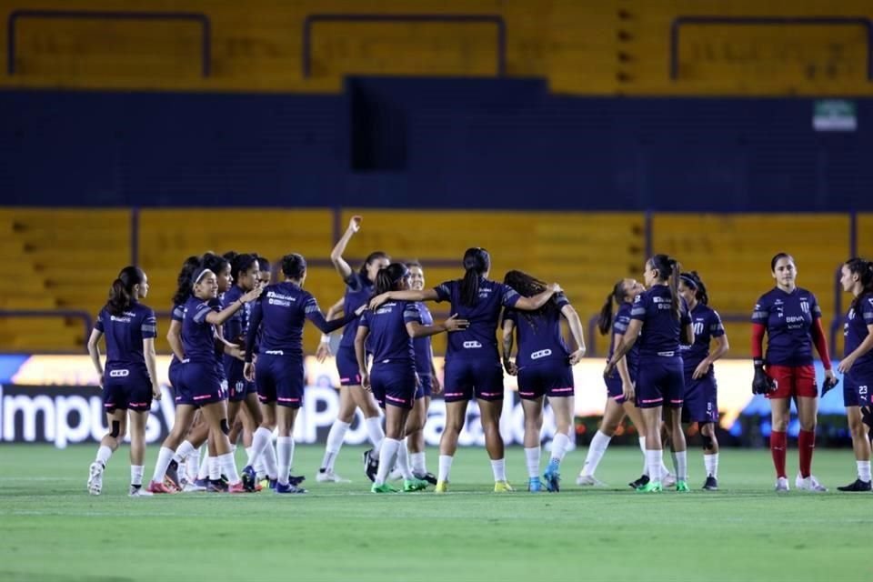 Las Rayadas ya hicieron el calentamiento en el Universitario.