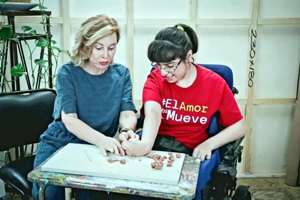 En la expo hay 93 obras de pintura, fotografía y escultura realizadas por 33 artistas estudiantes del Nuevo Amanecer, de entre 4 y 38 años, y por 56 artistas invitados.
