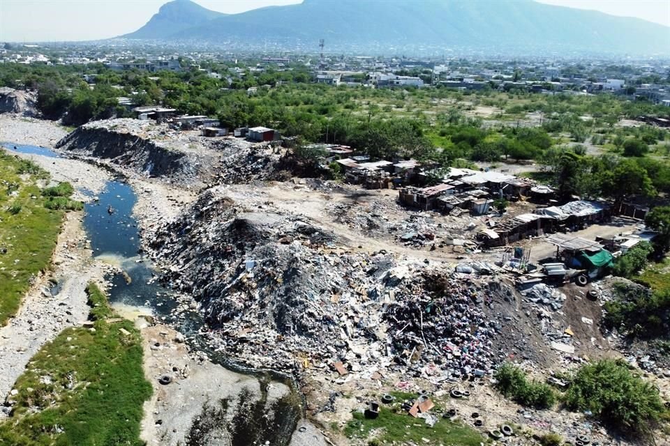 En el Río Pesquería hay rellenos de escombro y basura, principalmente en los límites de Monterrey y Escobedo.