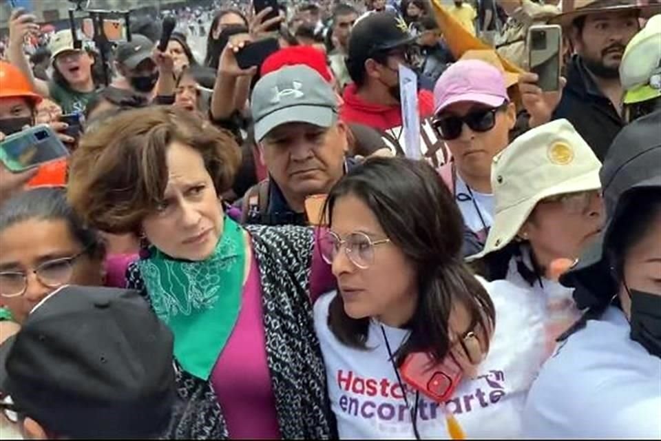 La politóloga Dresser fue amedrentada por un grupo de jóvenes en el Zócalo capitalino.