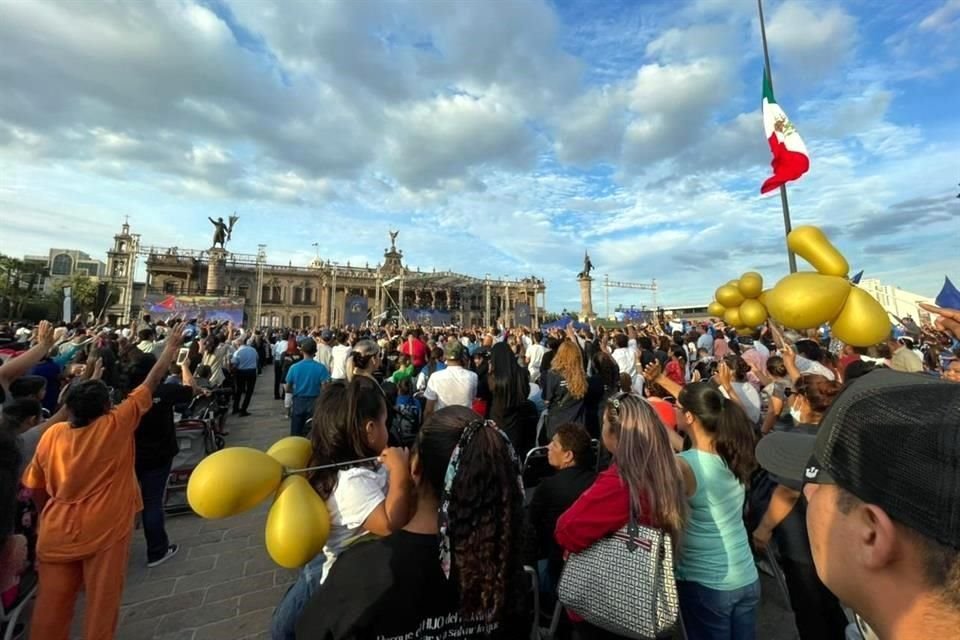 A la Explanada de los Héroes asistieron miles de personas.