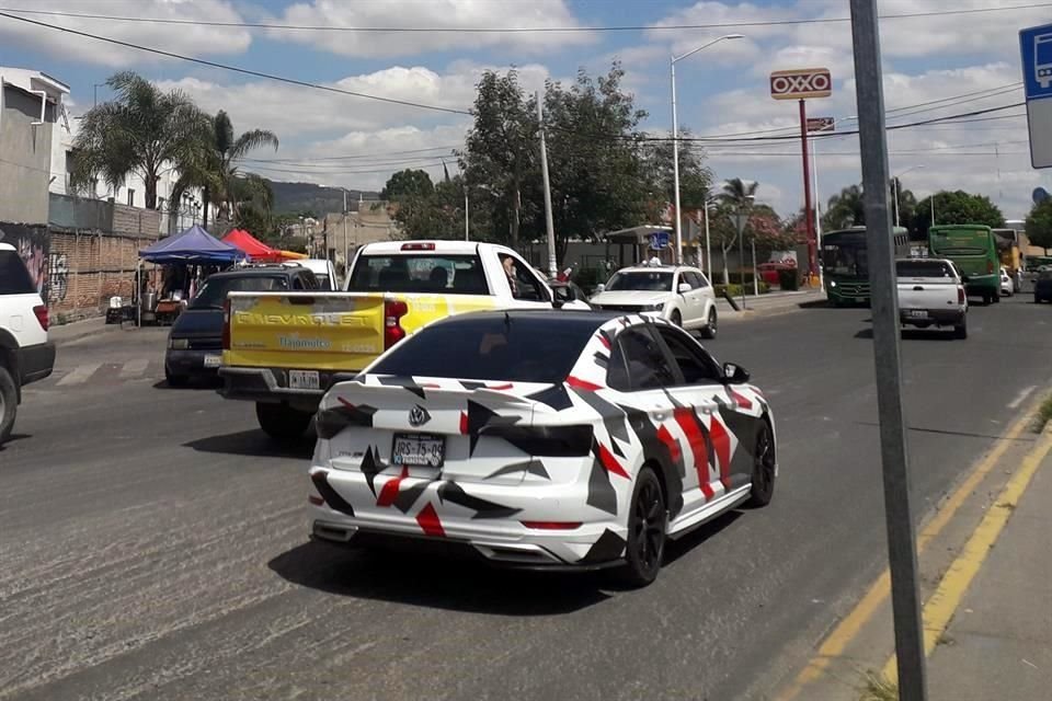 Hay atorones viales porque autos se estacionan en carriles de circulación.