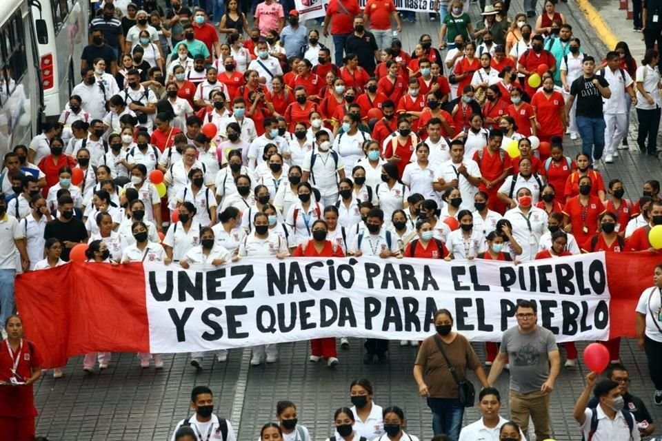 Simpatizantes del PT y de otras organizaciones políticas y civiles marcharon ayer por calles del Centro de la Ciudad para recordar los hechos del 2 de octubre del 68 en Tlalteloco, Ciudad de México.