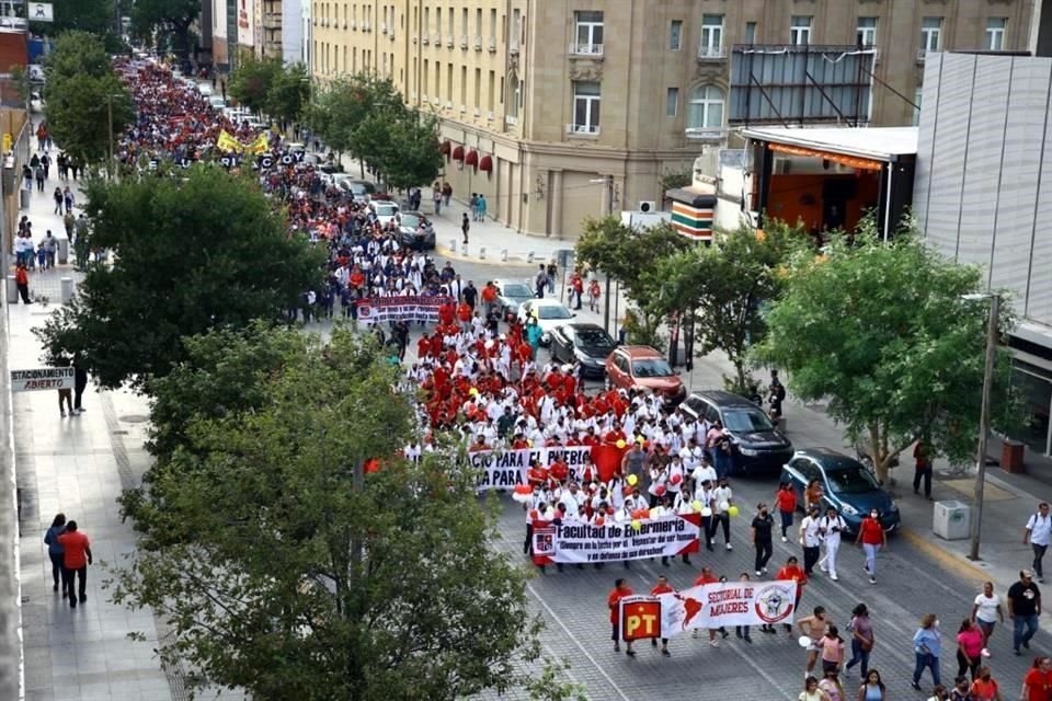 Antes de llegar a la Explanada de los Héroes, los simpatizantes del PT marcharon por la Avenida Juárez y luego tomaron la calle Zaragoza hacia la Macroplaza.