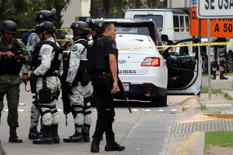 También quedó herido un hombre que iba en el carro escolta y que podría ser militar.