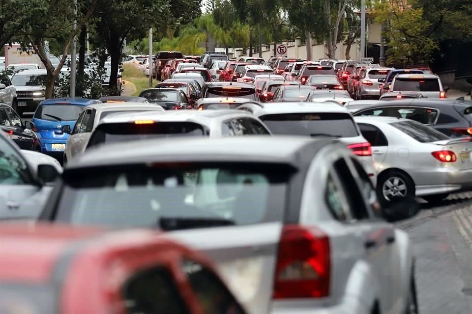 Las calles donde no se permite estacionarse se llenaron de carros que hicieron hasta tres filas a lo ancho del pavimento.