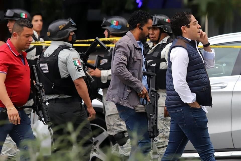 El Fiscal de Jalisco así como el Coordinador General Estratégico de Seguridad, Ricardo Sánchez Beruben (foto), junto con mandos militares acudieron para coordinar las acciones de las autoridades.