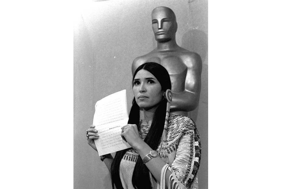 La actriz Sacheen Littlefeather murió a sus 75 años. Fue conocida por ser quien rechazó un Óscar a nombre de Marlon Brando.