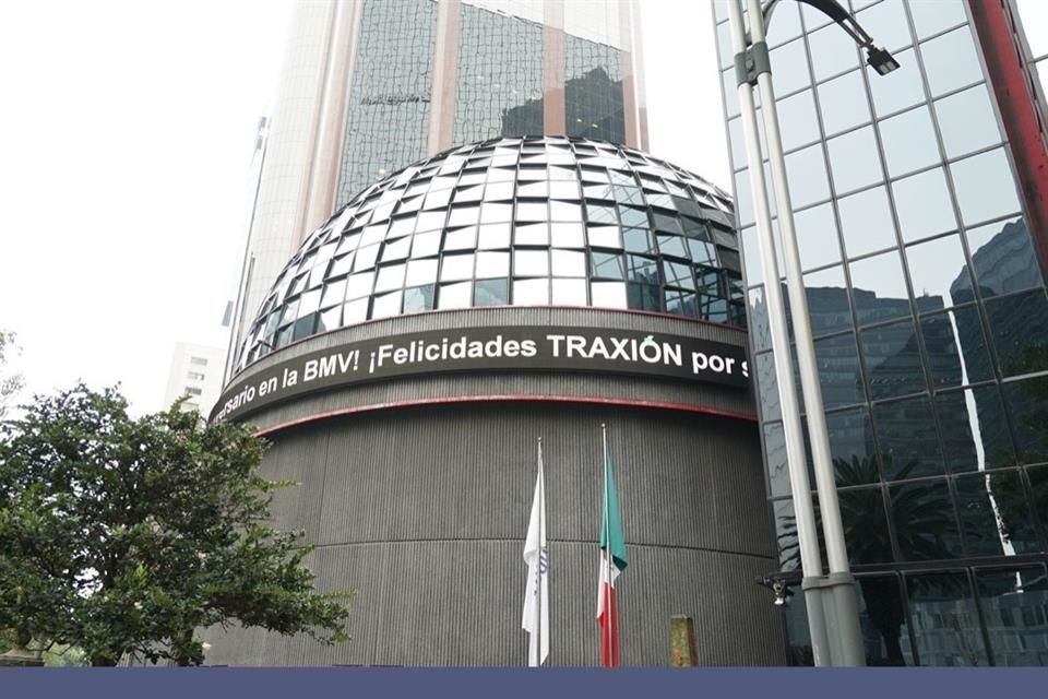 Nueve de 16 emisoras regias que cotizan en la Bolsa Mexicana de Valores, sin considerar bancos, reportaron recortes de empleos en el primer trimestre del año.