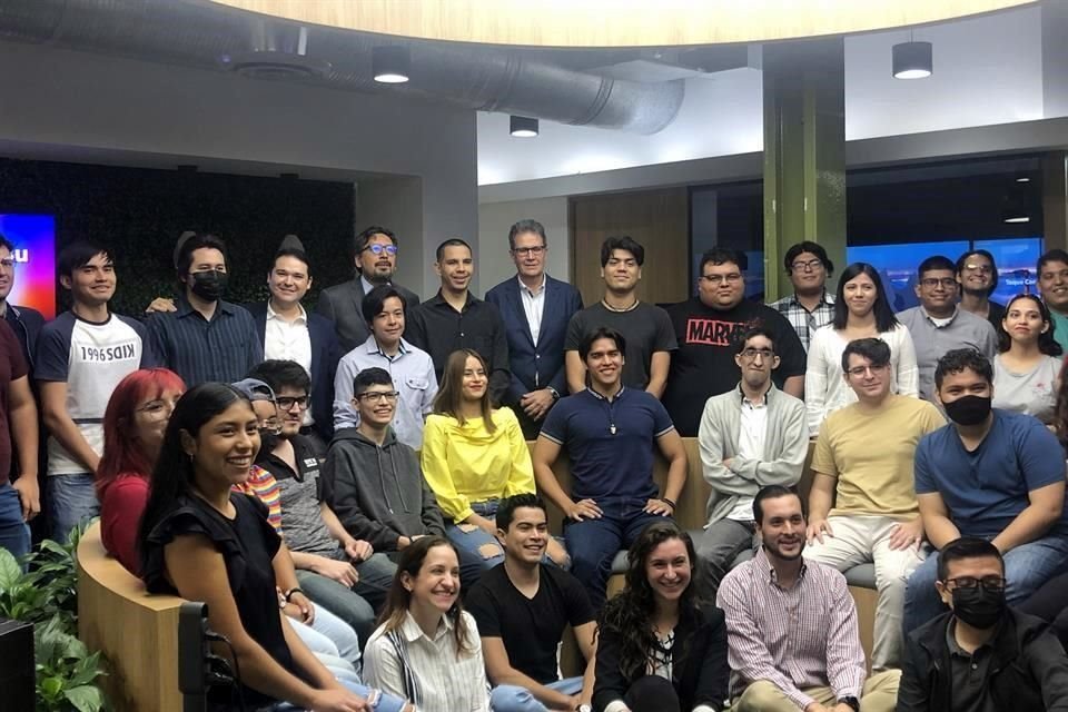 Cemex lanzó en el Monterrey Digital Hub un curso de programación con Jóvenes Construyendo el Futuro.