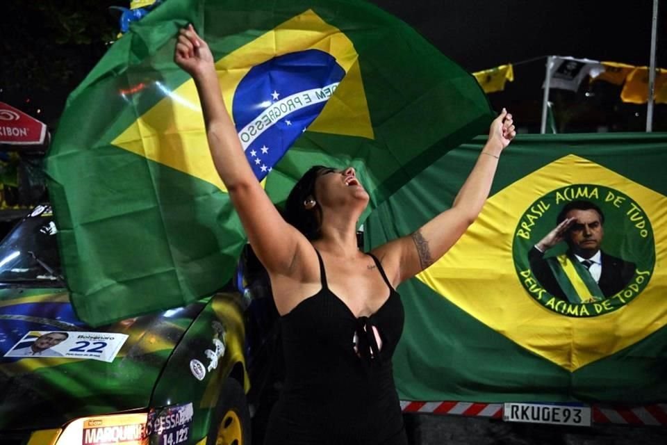 Bolsonaro adelantará los pagos de  ayudas sociales en Brasil para que sean antes de la segunda vuelta electoral, en la que enfrenta al izquierdista Luiz Inácio Lula da Silva.