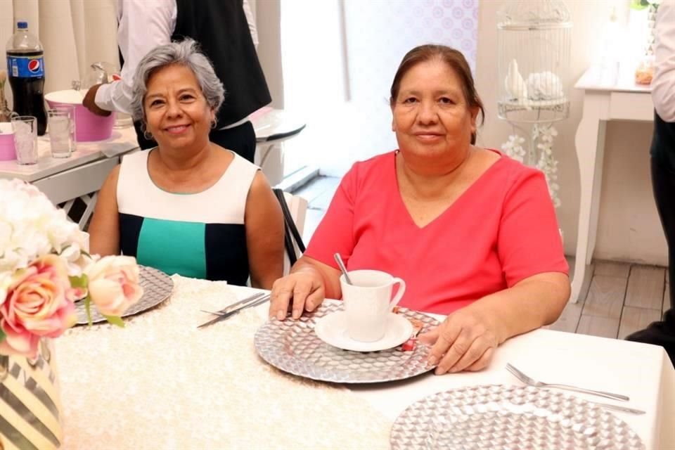 Margarita Sifuentes y Esther Lucio