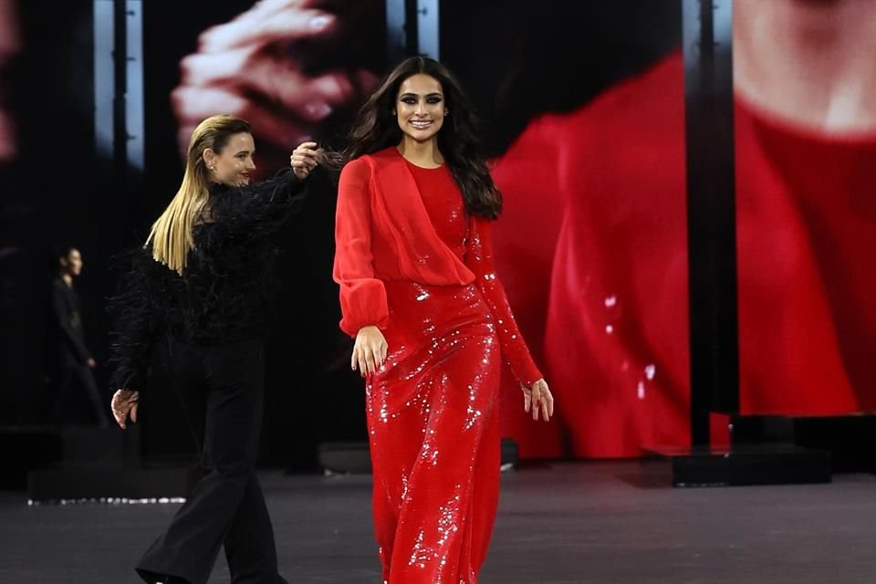 La actriz y modelo mexicana Renata Notni compartió la pasarela Lé Défilé L'Oréal Paris con Eva Longoria.