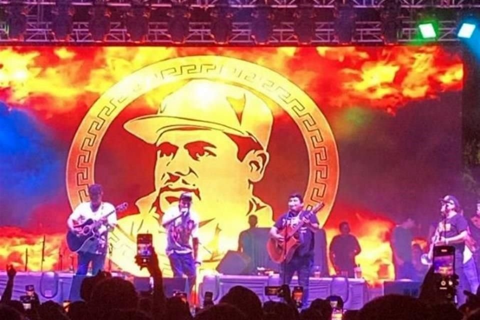 En el concierto de 'Peso Pluma', cantante de narcocorridos, se mostró el rostro del líder criminal Joaquín 'El Chapo' Guzmán.