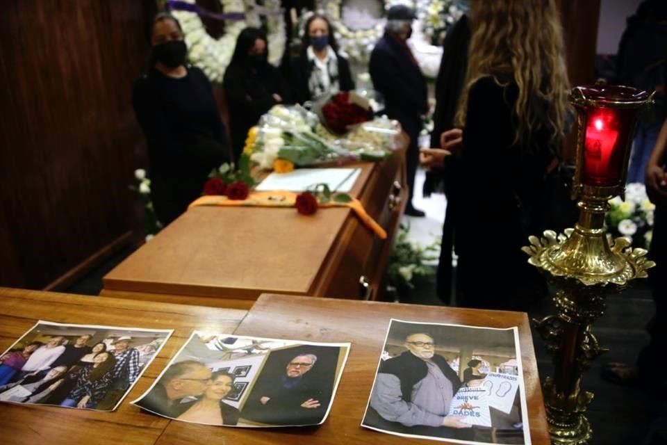 Imágenes de David Huerta con familiares y amigos fueron colocadas la tarde de este lunes durante la despedida del poeta, en una funeraria al sur de la Ciudad de México. 