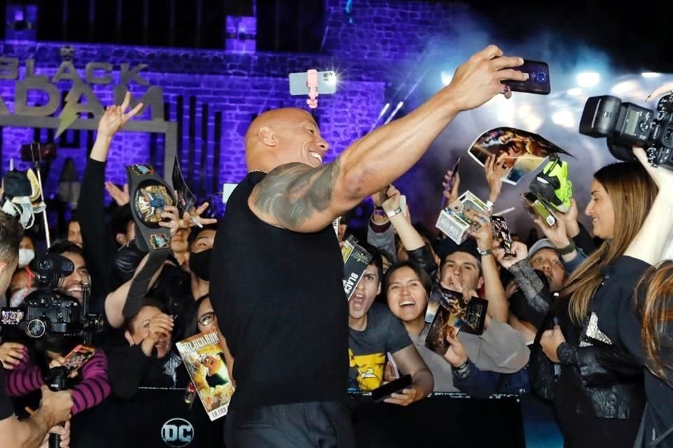 Dwayne Johnson se tomó el tiempo para convivir con sus fans mexicanos, pese a que la alfombra comenzó mucho más tarde de los esperado.