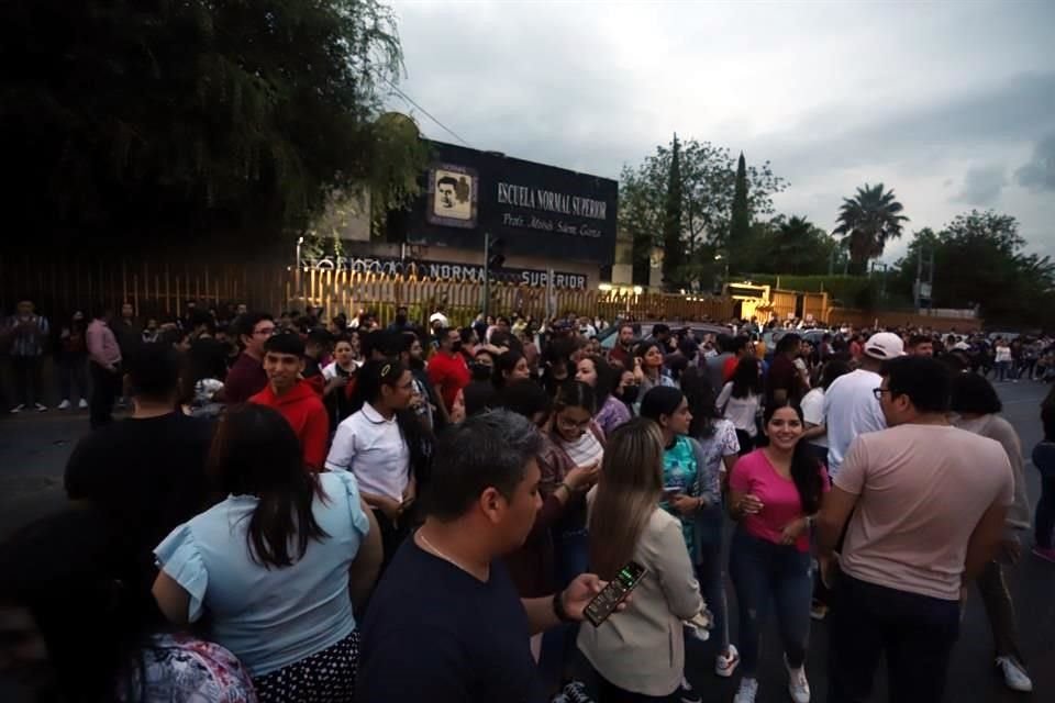 Alrededor de las 18:00 horas, decenas de estudiantes bloquearon ambos sentidos de la avenida, a la altura de la calle Ruperto Martínez.