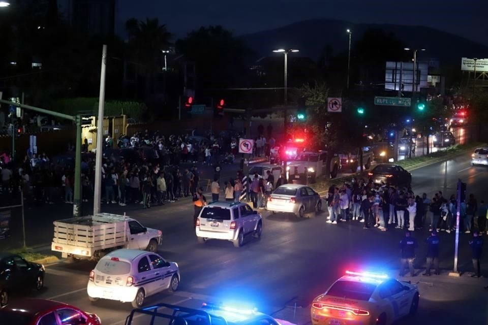 Los normalistas cerraron la vialidad de la Av. Venustiano Carranza y Ruperto Martínez, en el Centro de la Ciudad.