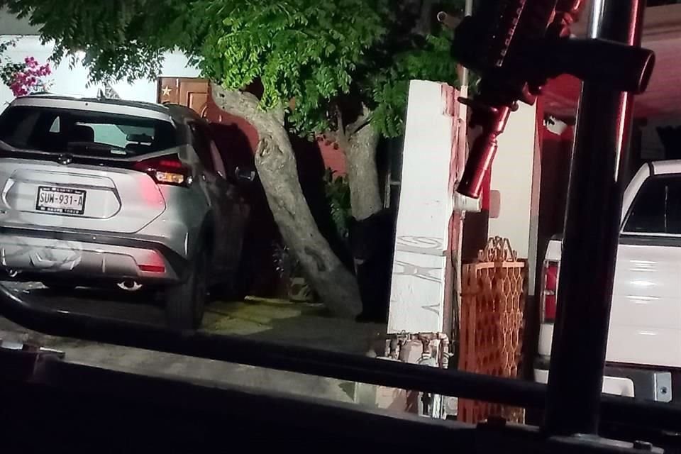 Desde las 5:30 horas vecinos de la calle Diamantina reportaron que un oso estaba en el porche de sus casas y que no podían salir a trabajar.