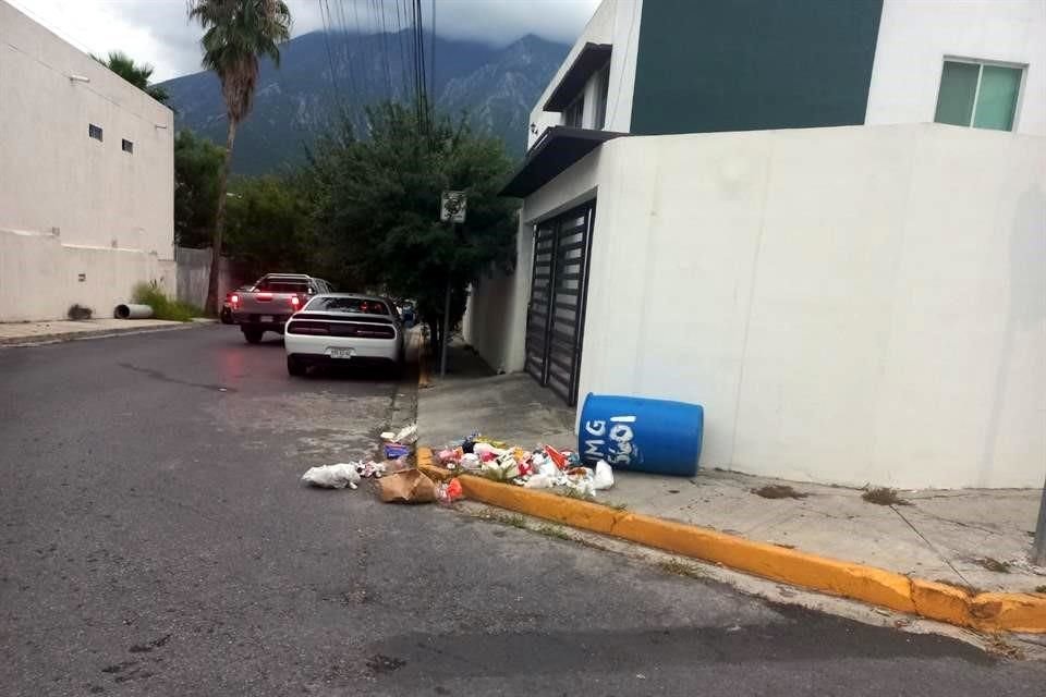 Los habitantes aseguraron que el animal el único daño que las causa es el derribamiento de los botes de basura.